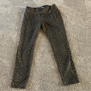 Carmen Marc Valvo Women’s Pants Sz M Olive Black Leopard Leggings Active Wear